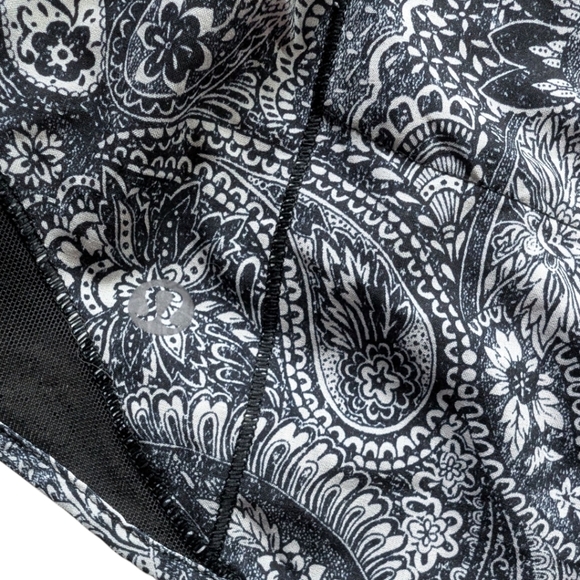 Lululemon Hotty Hot Short Mini Antique Paisley White Black Rel: 9/16 Women's 6 - Picture 9 of 16